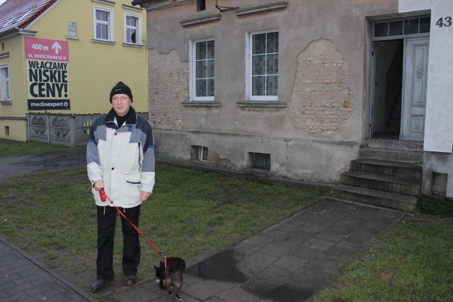 Pan Lech Ignatowicz nie może uwierzyć, że codziennie spacerował obok ukrytych w piwnicy zwłok.