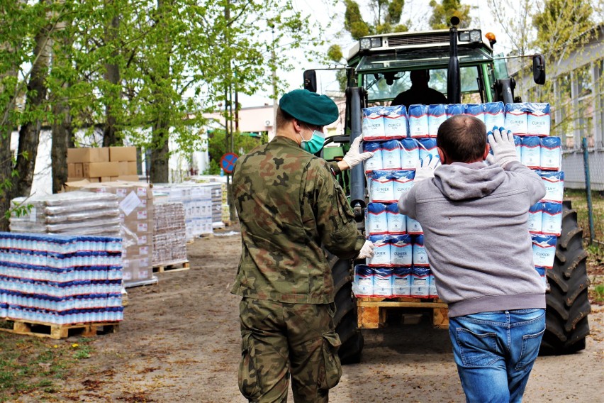 Ostrołęka. Żywność dotarła do miasta. Powstanie 1500 paczek, które dotrą do najbardziej potrzebujących. Zobaczcie zdjęcia