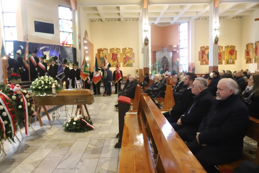 Msza pogrzebowa w kościele pw. Podwyższenia Krzyża Świętego...