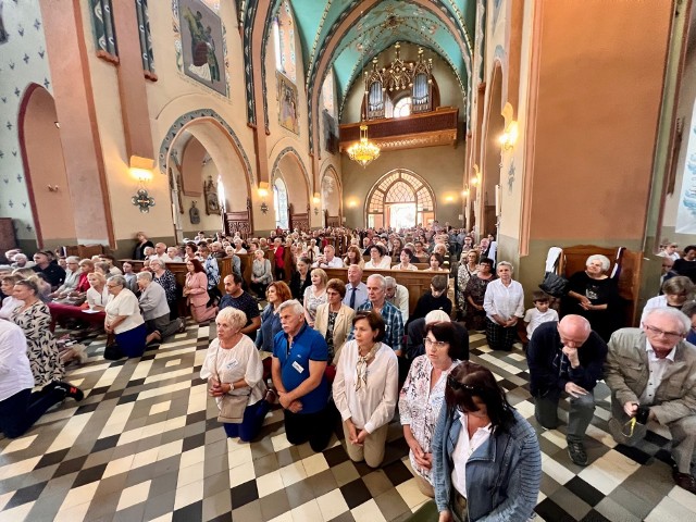 W niedzielę o poranku staszowscy pielgrzymi wzięli udział we mszy świętej w Sulisławicach