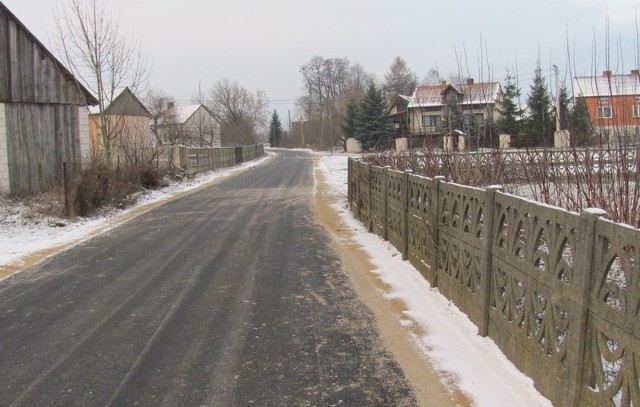 Zmodernizowana droga w Kamiennej Woli.