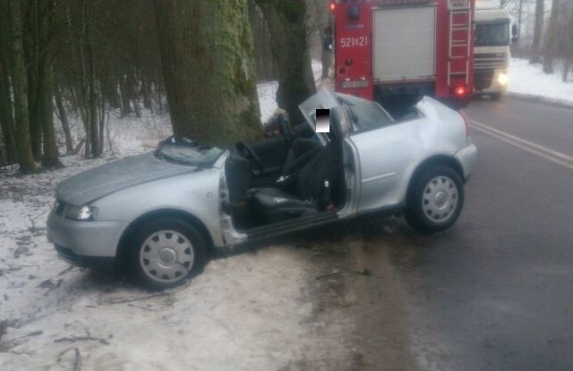 Wypadek na trasie Dunajek - Wronki. Audi uderzyło w drzewo. Dwie osoby ranne (zdjęcia)