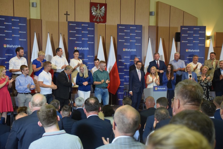 Premier Mateusz Morawiecki w Białymstoku. Tłumy na spotkaniu z szefem rządu. Przyszli też przedstawiciele KOD-u