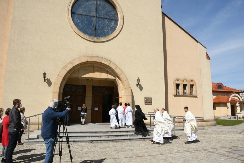 Wprowadzenie relikwii świętej siostry Faustyny do kościoła świętego Franciszka z Asyżu w Kielcach w Niedzielę Miłosierdzia Bożego [ZDJĘCIA]