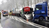 Wypadek w Dębowinie na trasie Wrocław-Kłodzko. Nie żyje 46-latek. Ciężarówki zderzyły się z busem [ZDJĘCIA]
