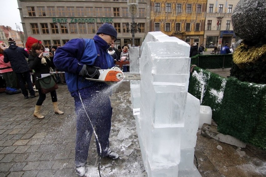 Wrocław: W Rynku rzeźbią lodową pocztówkę z miasta (ZDJĘCIA) 