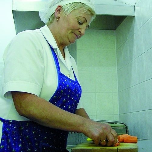 Grażyna Szweda przygotowuje posiłek dla mieszkańców internatu w Łodzierzy.