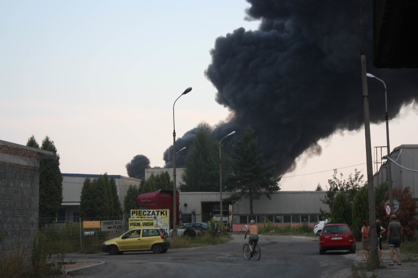 Pożar hali papierniczej w Zawierciu. Potężny słup czarnego...