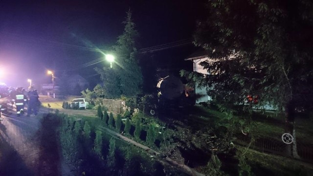 Trzy pojazdy brały udział w wypadku, do którego doszło wczoraj w nocy w Borku Starym.O wypadku poinformowali nas Czytelnicy. Relację czytamy na facebookowym profilu Ochotniczej Straży Pożarnej - Tyczyn:- O godzinie 22:51 zostaliśmy zadysponowani do wypadku drogowego w miejscowości Borek Stary. Z niewyjaśnionych przyczyn doszło do kolizji trzech pojazdów. Samochód osobowy Volvo dachował w przydrożnym rowie, samochód Mitsubishi uderzył w ogrodzenie posesji a samochód ciężarowy z cysterną po staranowaniu ogrodzenia, drzew na prywatnej posesji przejechał metr od budynku mieszkalnego i zatrzymał się na huśtawce ogrodowej. Poszkodowani o własnych siłach opuścili pojazdy i zostali przebadani przez załogi Pogotowia Ratunkowego. Działania polegały na zabezpieczaniu miejsca zdarzenia i udzieleniu pomocy osobom poszkodowanym. Na szczęście nikt poważnie nie ucierpiał. 