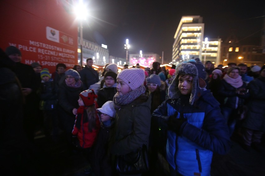 DZieci śpiewają kolędy 2015: koncert na Rynku w Katowicach