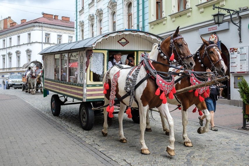 Tarnów. Wyruszył XIV Międzynarodowy Tabor Pamięci Romów [ZDJĘCIA]