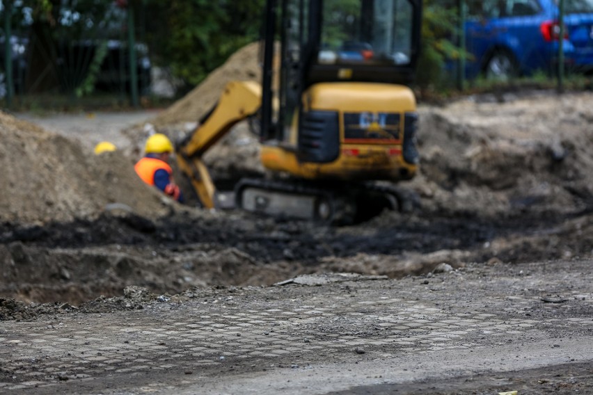 Na remontowanej ul. Królewskiej zrywają kostkę. Mieszkańcy: ależ ona jest cenna i zabytkowa!