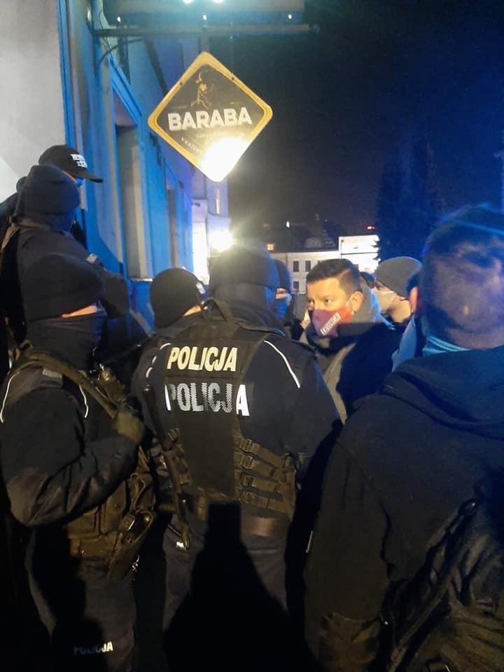 49 policjantów i 12 radiowozów zaangażowanych w głośną interwencję w restauracji "U Trzech Braci" w Cieszynie. Poseł Lewicy ma wyjaśnienia