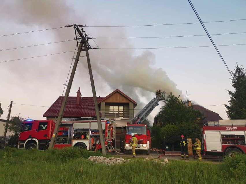 Pożar w Krupnikach. Palił się dom jednorodzinny i garaż