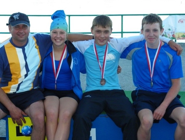 Opolscy medaliści (od prawej): Robert Świerc, Sławomir Chmielewski i Aleksandra Buczek z trenerem Krzysztofem Bilem.