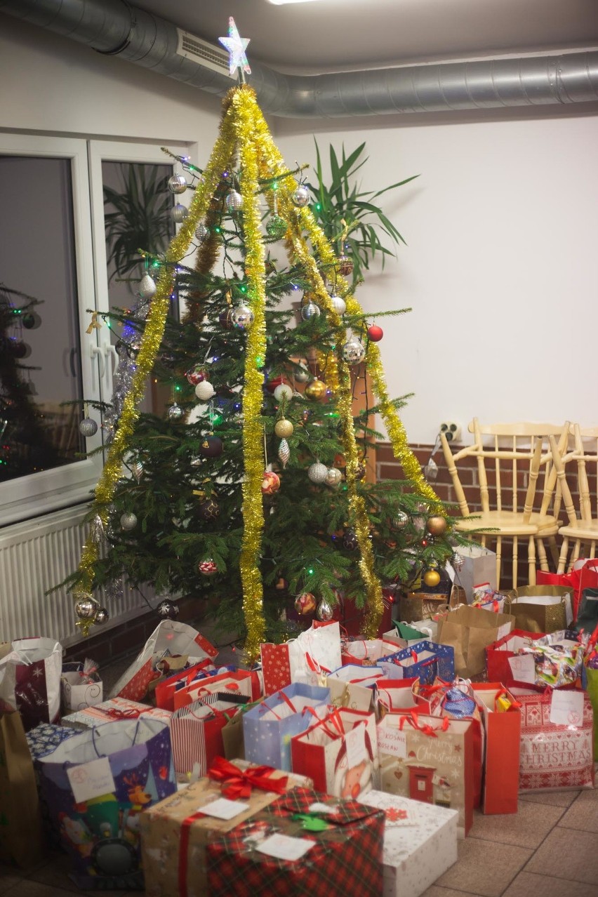 Mikołaj i Śnieżynki w odwiedzinach u podopiecznych schroniska Brata Alberta i DPS w Lubuczewie                            
