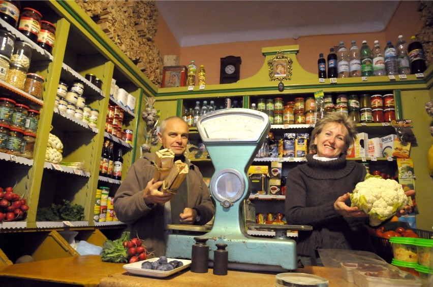 Halina i Janusz Biernatowie w swoim sklepiku w 2009 roku