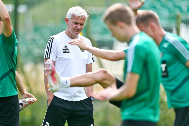 05.07.2021 wroclawslask wroclaw pilka nozna n/z trener jacek magierapierwszy trening na stadionie przy ulicy oporowskiejekstrakalasa pilka nozna trening pilkarzgazeta wroclawskapawel relikowski / polska press