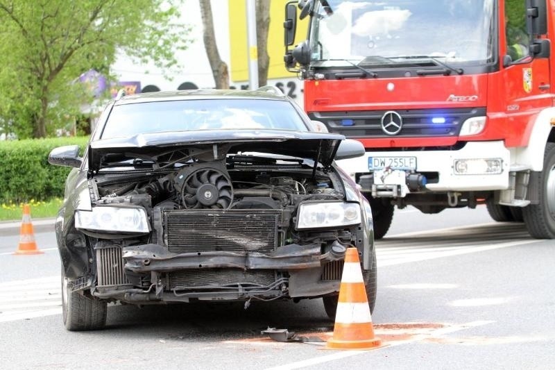 Wrocław: Wypadek na Popowickiej, zderzyły się trzy auta (ZDJĘCIA)