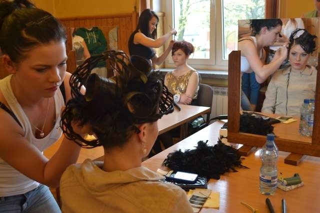 Zadanie konkursowe polegało na przygotowaniu fryzury dziennej przez młodsze uczestniczki, a starsze musiały się zmierzyć z uczesaniem na wieczór