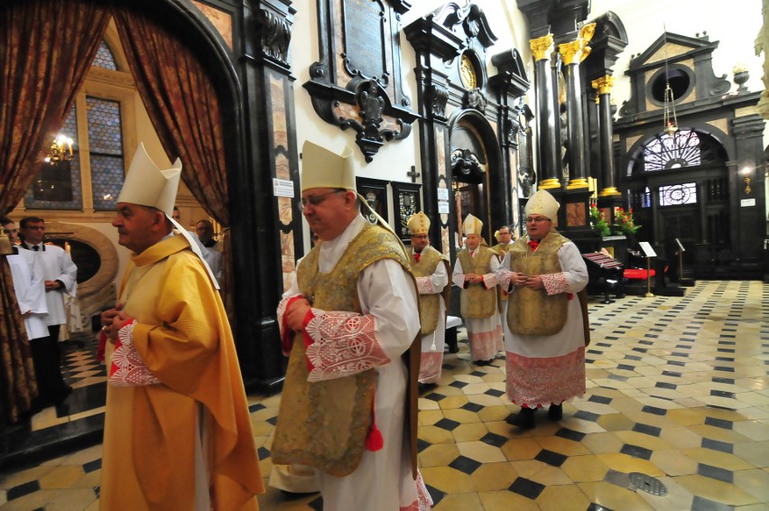 Kraków. Msza Krzyżma Świętego w wawelskiej Katedrze. Abp Jędraszewski mówił o atakach na Chrystusa [ZDJĘCIA]