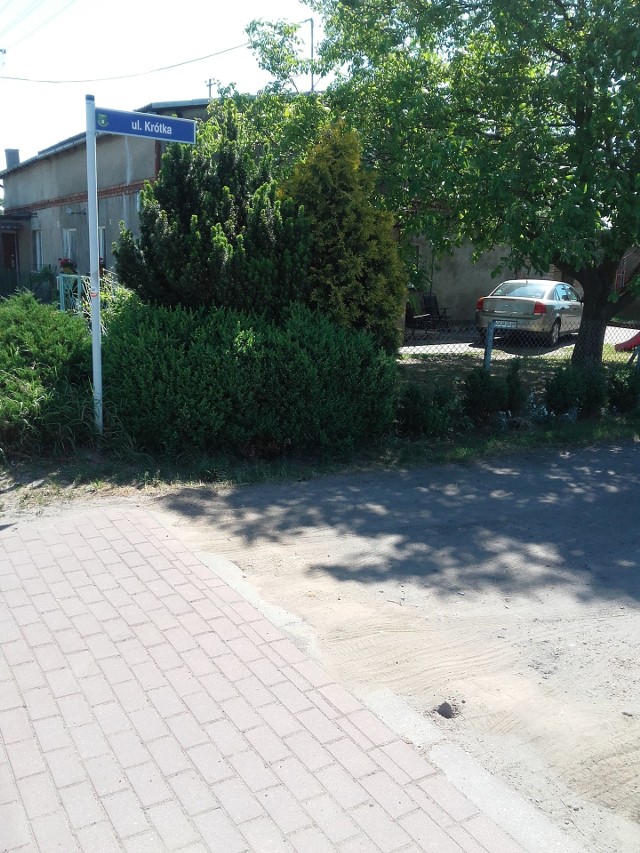 Ulica osiedlowa - Krótka w Kijewie Królewskim (na zdjęciu) - ma zostać na 300 metrach utwardzona polbrukiem jeszcze w tym roku.  W Brzozowie tak samo wykonana zostanie ul. Sportowa