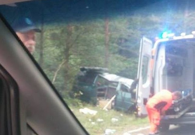 Było kilka minut po 9, kiedy pijany 60-latek stracił panowanie nad volkswagenem. Wiózł syna i młoda kobietę z obcym paszportem.