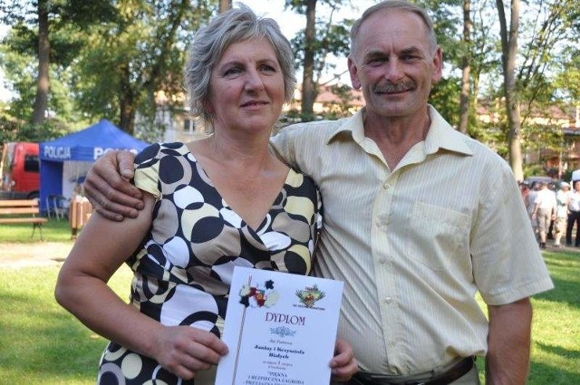 Podczas powiatowych dożynek Janina i Krzysztof Biali otrzymali pierwszą nagrodę w konkursie "Piękna i bezpieczna zagroda - przyjazna środowisku"