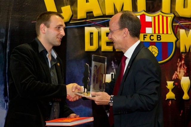 Prezes stowarzyszenia, kielczanin Tomasz Lasota (z lewej), odebrał pamiątkową statuetkę od Jordi Cardonera, wiceprezydenta FC Barcelony. 
