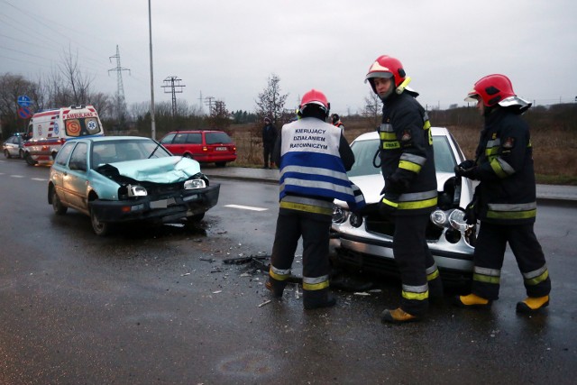 Kobieta, która w środę ok. godz. 7.30 zderzyła się swoim volkswagenem z zielonym golfem na wjeździe do Kobylnicy od strony Słupska, trafiła z urazami kręgosłupa do słupskiego szpitala. Policja zakwalifikowała to zdarzenie jako kolizję. Według niej kobieta zajechała drogę kierowcy, który jechał od strony centrum Kobylnicy. 