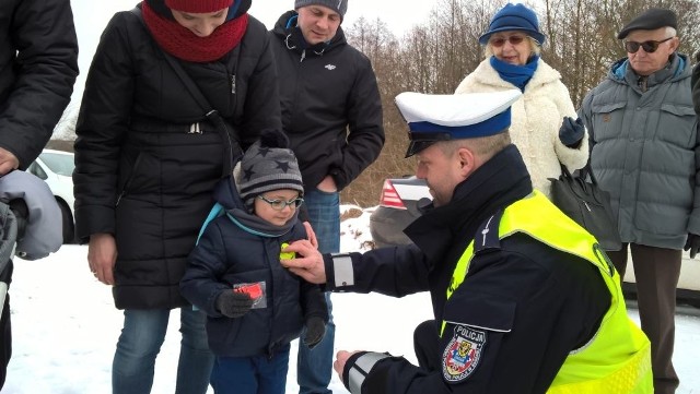 Policjanci uczą jak być bezpiecznym podczas ferii.