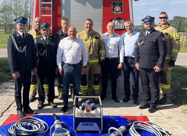 Ochotnicza Straż Pożarna Sprowa zakupiła sprzęt o wartości 30 tysięcy złotych w postaci widocznych na zdjęciu strażackich narzędzi hydraulicznych