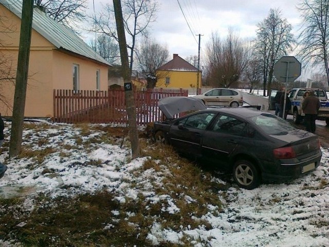 W miejscowości Janów w gminie Sienno zderzyły się dwa samochody osobowe: peugeot 407 i ford fiesta.