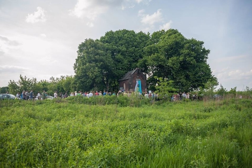 Kapliczka Marii Hilf w Piekarach Śląskich w niedalekiej...