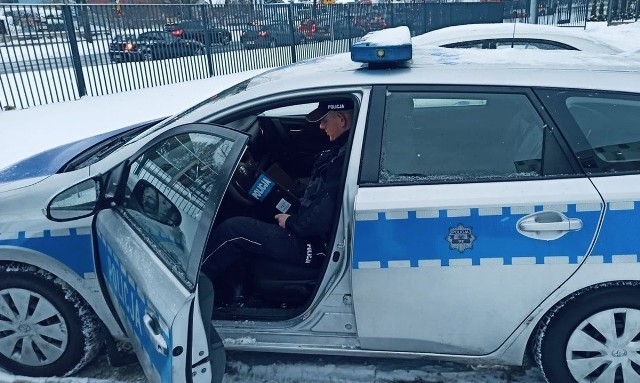 Częstochowski policjant zauważył volkswagena poruszającego się całą szerokością jezdni