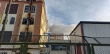 Pożar w szczecińskiej fabryce czekolady. Z ogniem walczy sześć zastępów straży pożarnej [ZDJĘCIA]