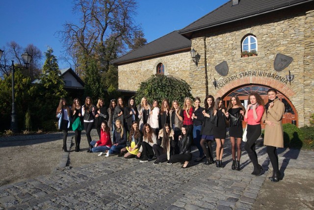 Finalistki Miss Polski 2014, z trzema radomiankami w składzie, przed Folwarkiem Stara Winiarnia w Mszanie Dolnej, gdzie przebywają na zgrupowaniu.