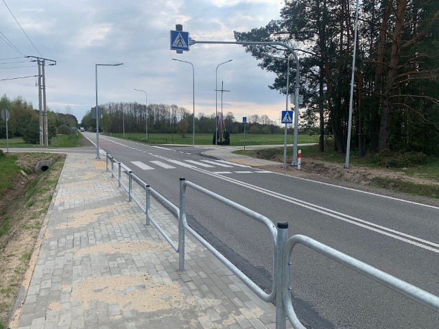W Szczytach na skrzyżowaniu drogi krajowej numer 48 i gminnej zostały przygotowane przejścia dla pieszych z pulsująca sygnalizacją, jest oświetlenie i odcinek ciągu pieszo - rowerowego.