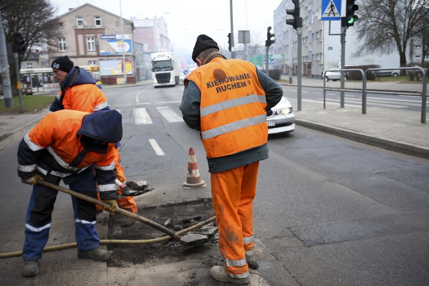 Drogowcy łatają dziury na ulicy Gancarskiej....