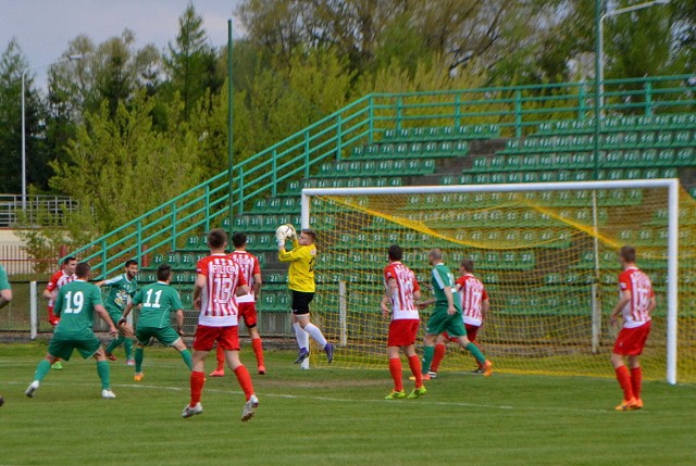 Fragment meczu, Pelikan - Pilica. Z piłką Daniel Malina, bramkarz białobrzeskiej drużyny.