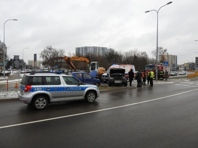 Wypadek na skrzyżowaniu ul. Bema z Wyszyńskiego. Mercedes zderzył się z seicento. Dwie osoby poszkodowane (zdjęcia, wideo)