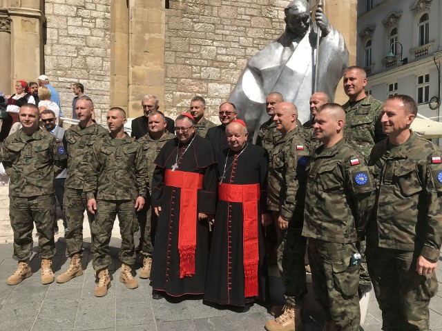 Ksiądz kardynał Stanisław Dziwisz z księdzem Henrykiem Jagodzińskim i żołnierzami podczas uroczystości w Sarajewie.