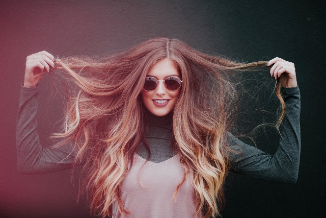 Puszące się włosy to problem wielu osób, zwłaszcza w sezonie jesienno-zimowym. Można jednak temu zaradzić, stosując, choćby, domowe sposoby. Sprawdź wszystkie sposoby na puszące się włosy ---->
