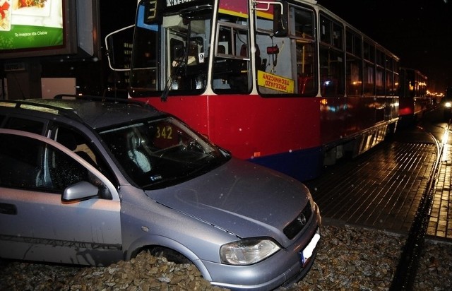 Tramwaj uderzył w samochód i przepchnął go około 20 metrów