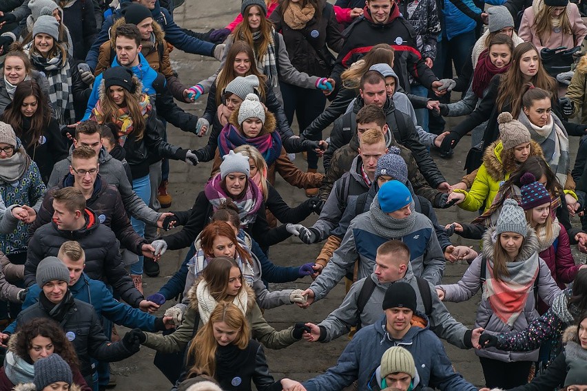 Jubileuszowy Polonez sądeckich maturzystów przed ratuszem