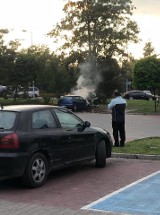 Pożar samochodu przed marketem Biedronka w Radomiu. Strażacy gasili fiata bravo