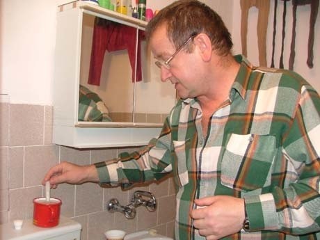 Tadeusz Ryciuk kilkakrotnie sprawdzał temperaturę ciepłej wody w swoim mieszkaniu. Podczas ostatniego badania miała tylko 29 stopni Celsjusza. Ryciuk uważa, że powinien płacić mniej za jej podgrzewanie. 
