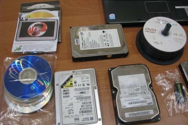 Łącznie policjanci zabezpieczyli 3 laptopy, 4 twarde dyski oraz 81 płyt DVD i CD.