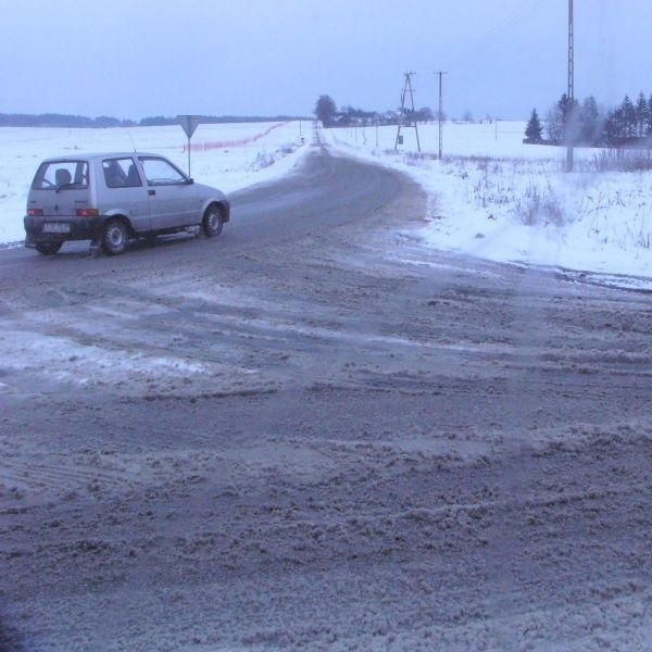 Co roku, każdej zimy bardzo trudne warunki panują na drodze powiatowej prowadzącej do Gruszczyna. Gdy jest ślisko, pod górkę nie mogą wyjechać samochody ciężarowe.