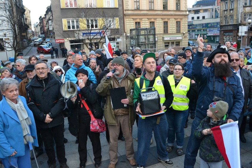 Manifestacja Komitetu Obrony Demokracji w Bielsku-Białej [ZDJĘCIA, WIDEO]